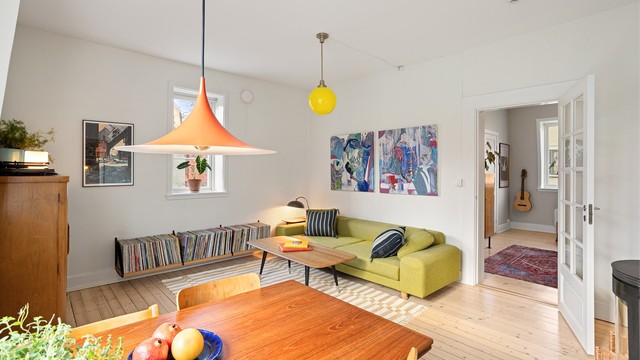 Stuen har god størrelse, med plass til stor sittegruppe i tillegg til spisebord