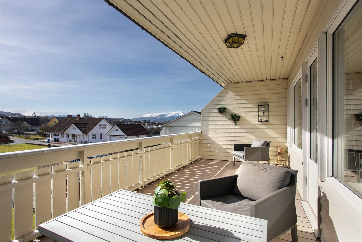 Balkongen er delvis overbygget, noe som forlenger brukstiden.