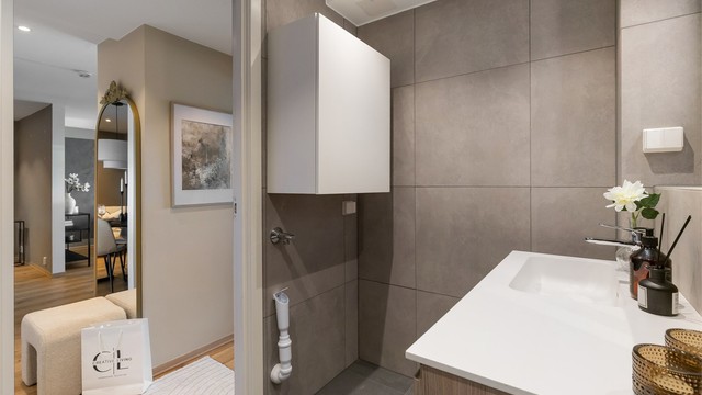 Badet er klargjort med opplegg for vaskemaskin. Rør-i-rør-systemet har fordelerskap plassert i veggen bak servantskapet.