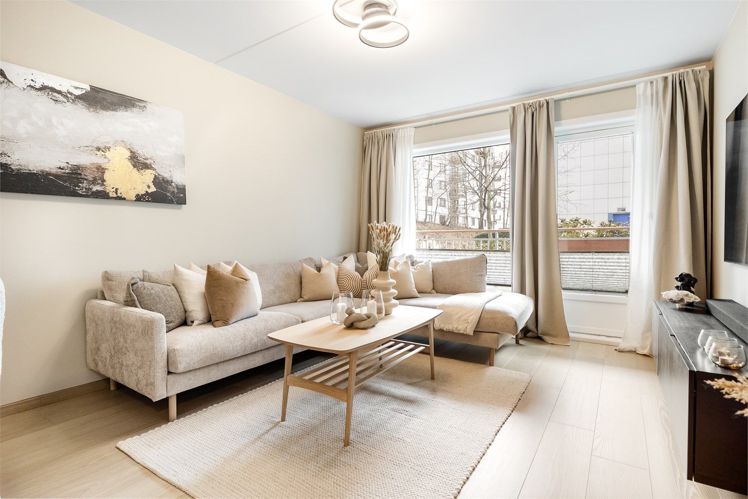 Store vindusflater tilfører leiligheten rikelig med naturlig lys på dagtid.