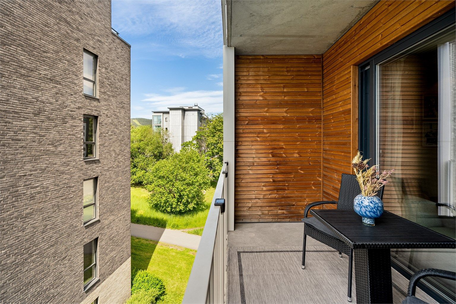 Her er det god plass til utemøbler og hyggelige måltider i solen. Balkongen har betonggulv, metallrekkverk, utebelysning og utvendig stikkontakt.
