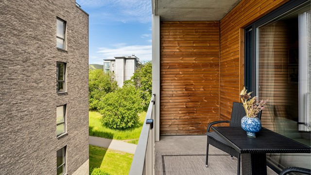 Her er det god plass til utemøbler og hyggelige måltider i solen. Balkongen har betonggulv, metallrekkverk, utebelysning og utvendig stikkontakt.