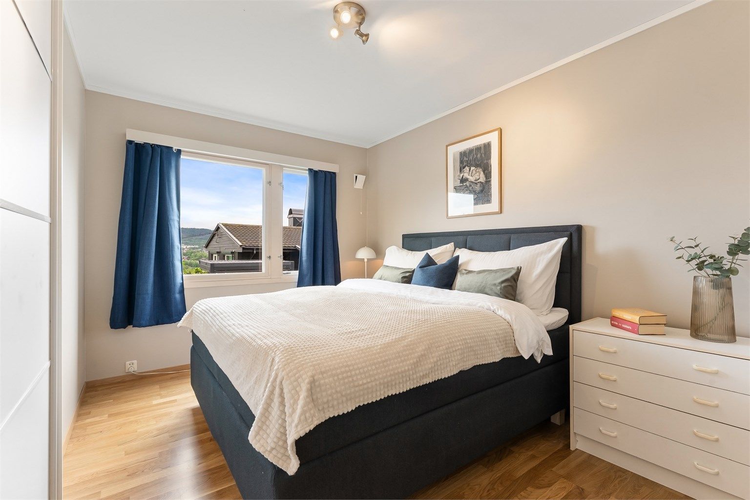 Hovedsoverom med god plass til dobbeltseng og skyvedørsgarderobe.