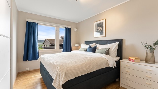 Hovedsoverom med god plass til dobbeltseng og skyvedørsgarderobe.