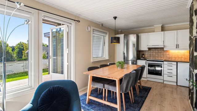 Overflatene er malt i moderne og tidsriktige farger. Gulvene har for det meste laminat og fliser. Stuen er romslig, med store vindusflater og utgang til solrik terrasse mot sør, på ca. 19 kvm.