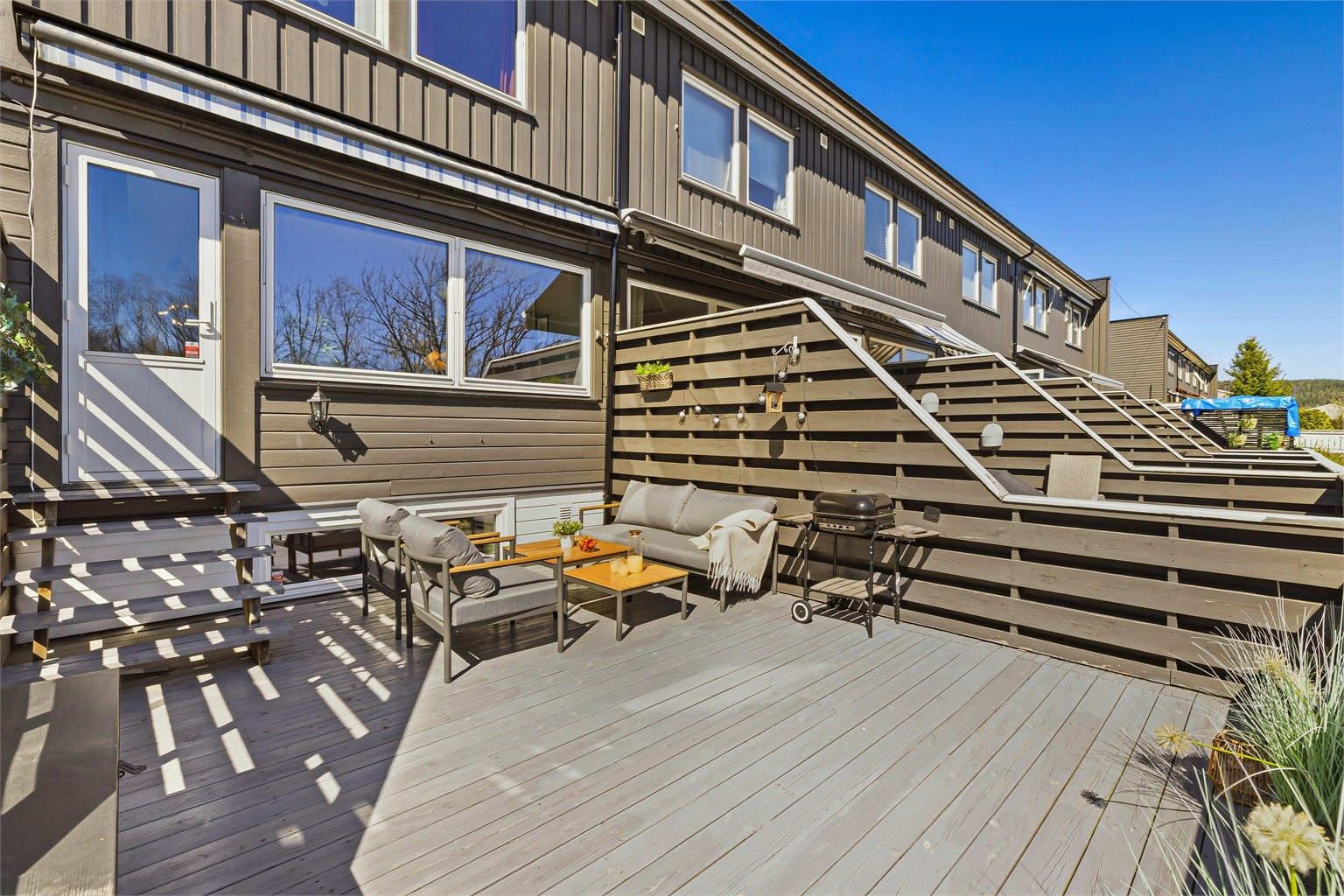 Terrassen har fin plass og har plass til "grillselskapet" på gode sommerdager