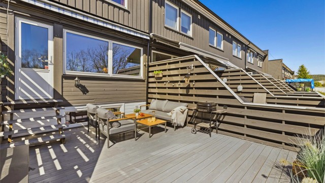 Terrassen har fin plass og har plass til "grillselskapet" på gode sommerdager
