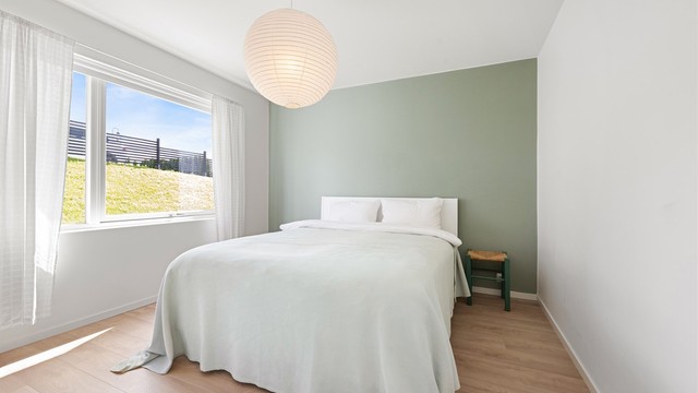 Ett av tre soverom i første etasje, alle med flott en-stavs laminatgulv