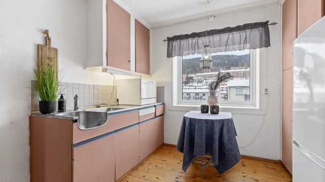Kjøkkenvask med armatur og kjøle-/fryseskap