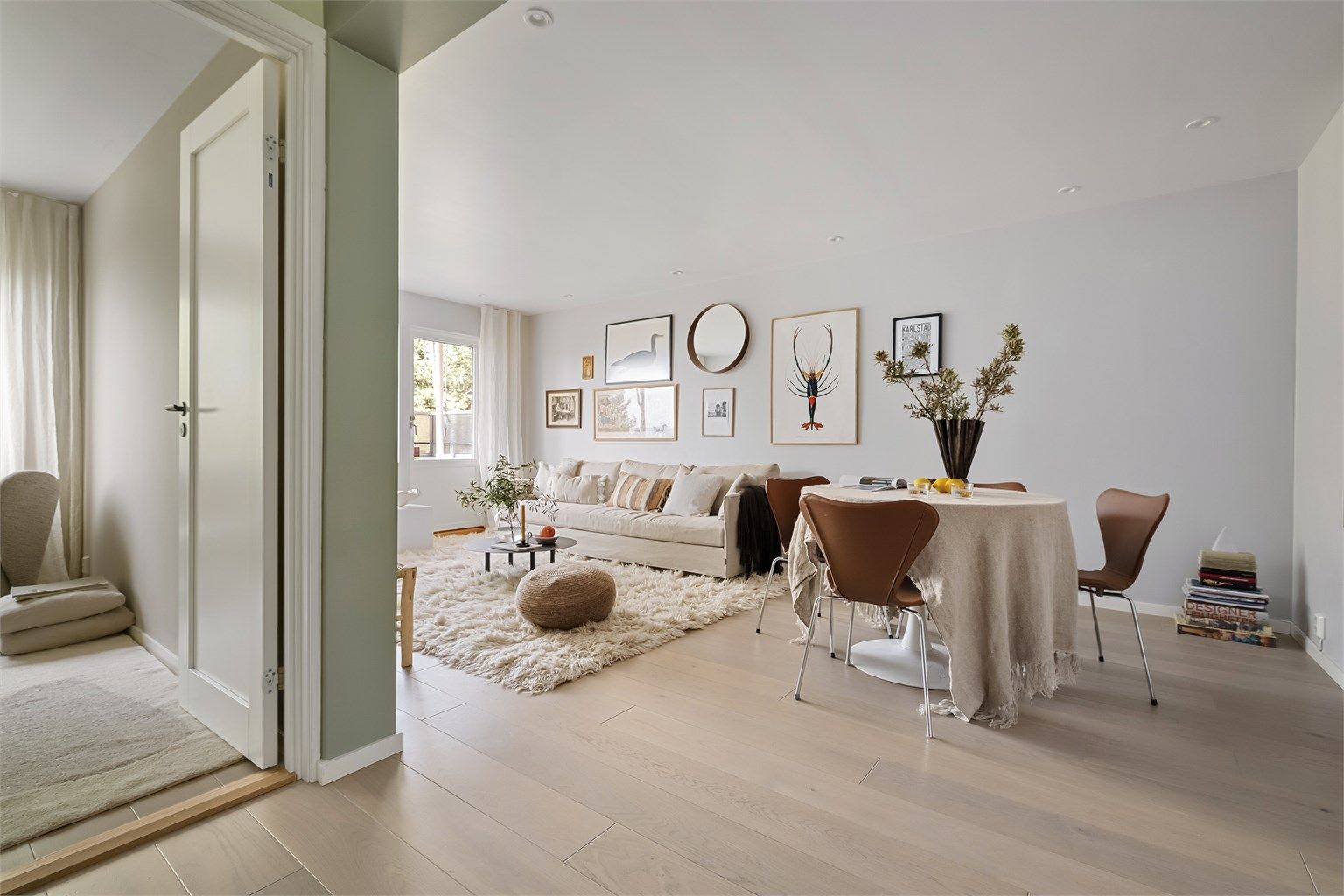 Tiltalende og moderne stue med en lys og luftig romfølelse