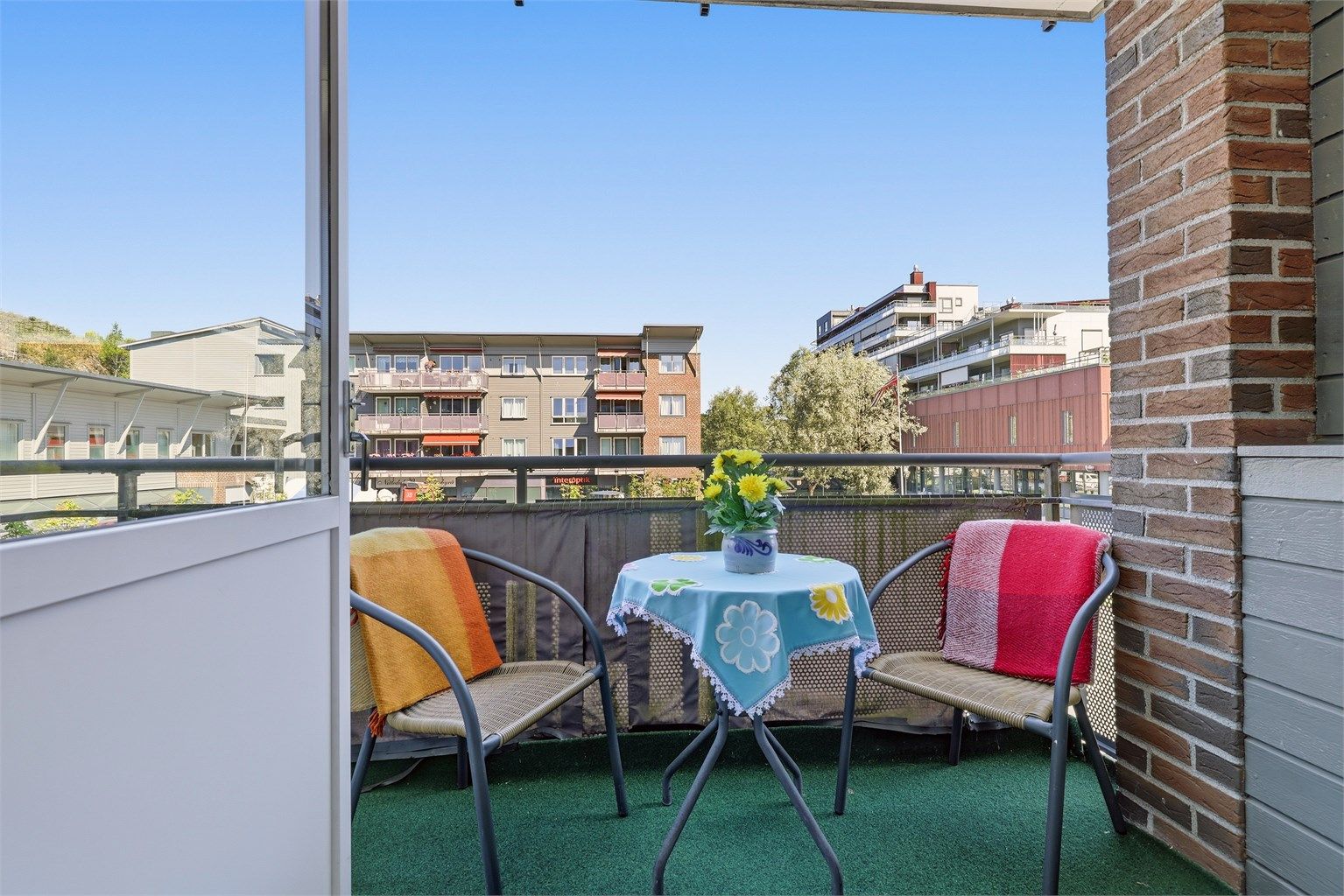 Ut mot balkongen med plass til liten sittegruppe