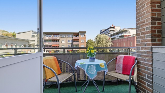 Ut mot balkongen med plass til liten sittegruppe