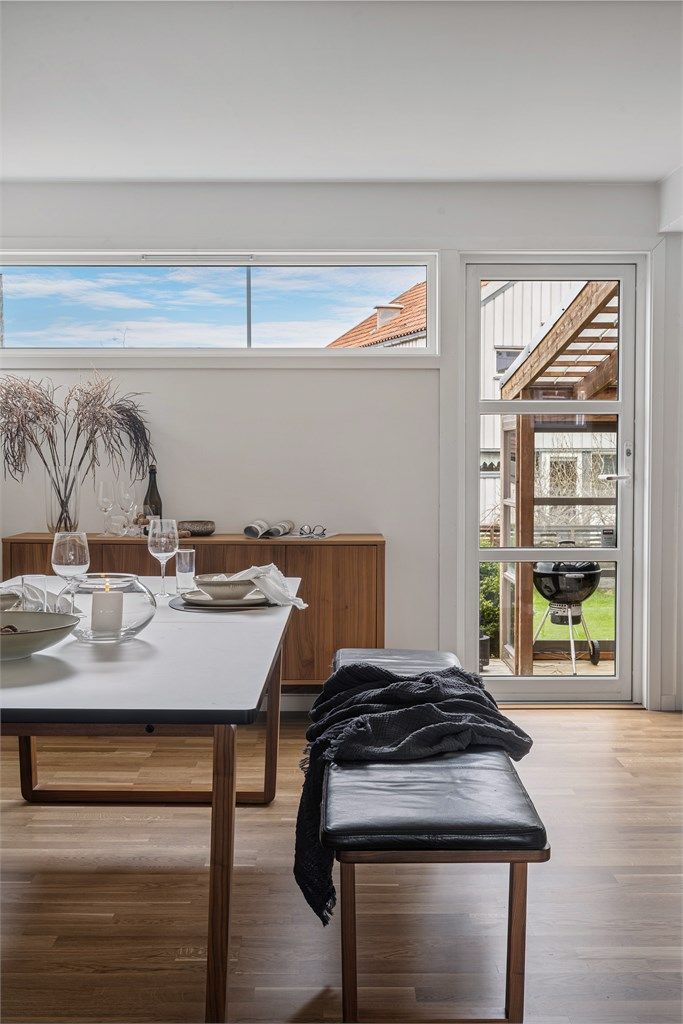 Utgang fra stue til vestvendte hagen. 
