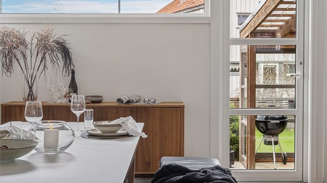 Utgang fra stue til vestvendte hagen.