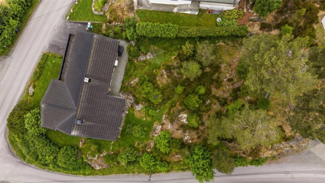 Tomten byr på fine uteplasser og gode muligheter for lek og hageaktiviteter.