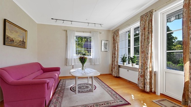 Balkongdøren leder direkte ut fra sofakroken til den vestvendte treterrassen.