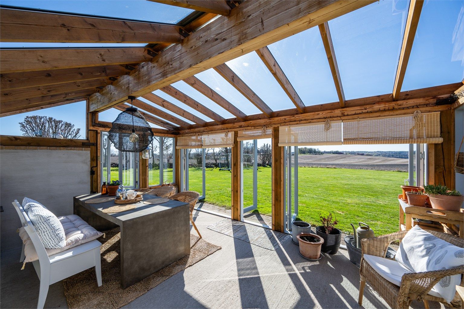 Den frittstående hagestuen/drivhuset på 19 m² ble bygget i 2020 og har glasstak og store glassfelt.