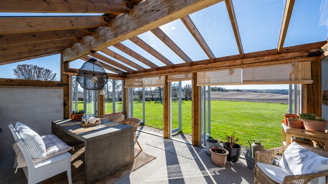 Den frittstående hagestuen/drivhuset på 19 m² ble bygget i 2020 og har glasstak og store glassfelt.