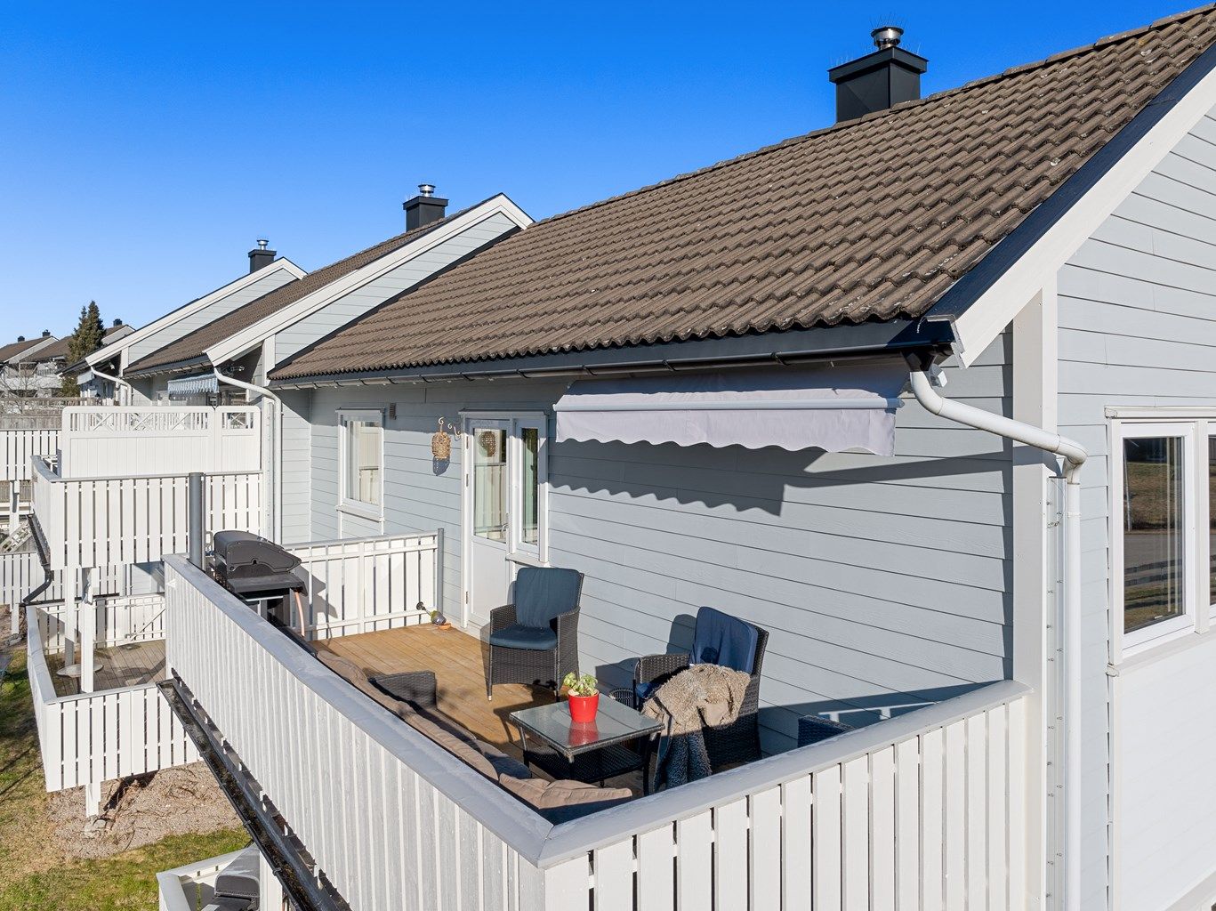 På balkongen er det sol store deler av dagen sommerstid. Ny duk er montert på markisen.