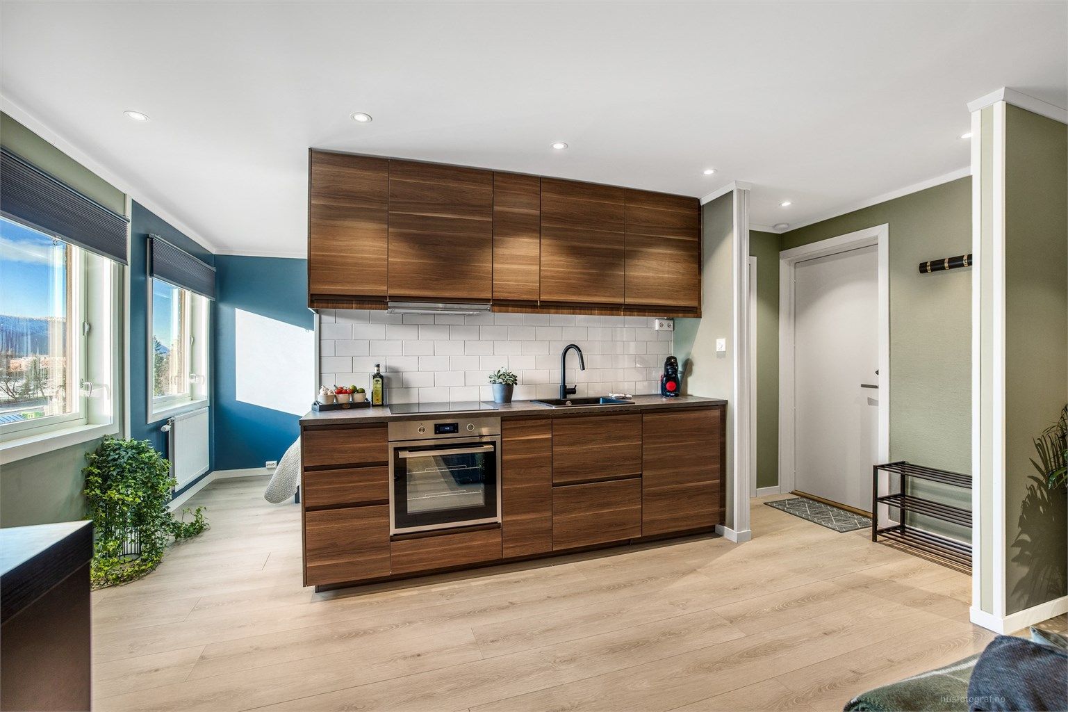 Et funksjonelt og arealeffektivt kjøkken med skap- og benkeplass.