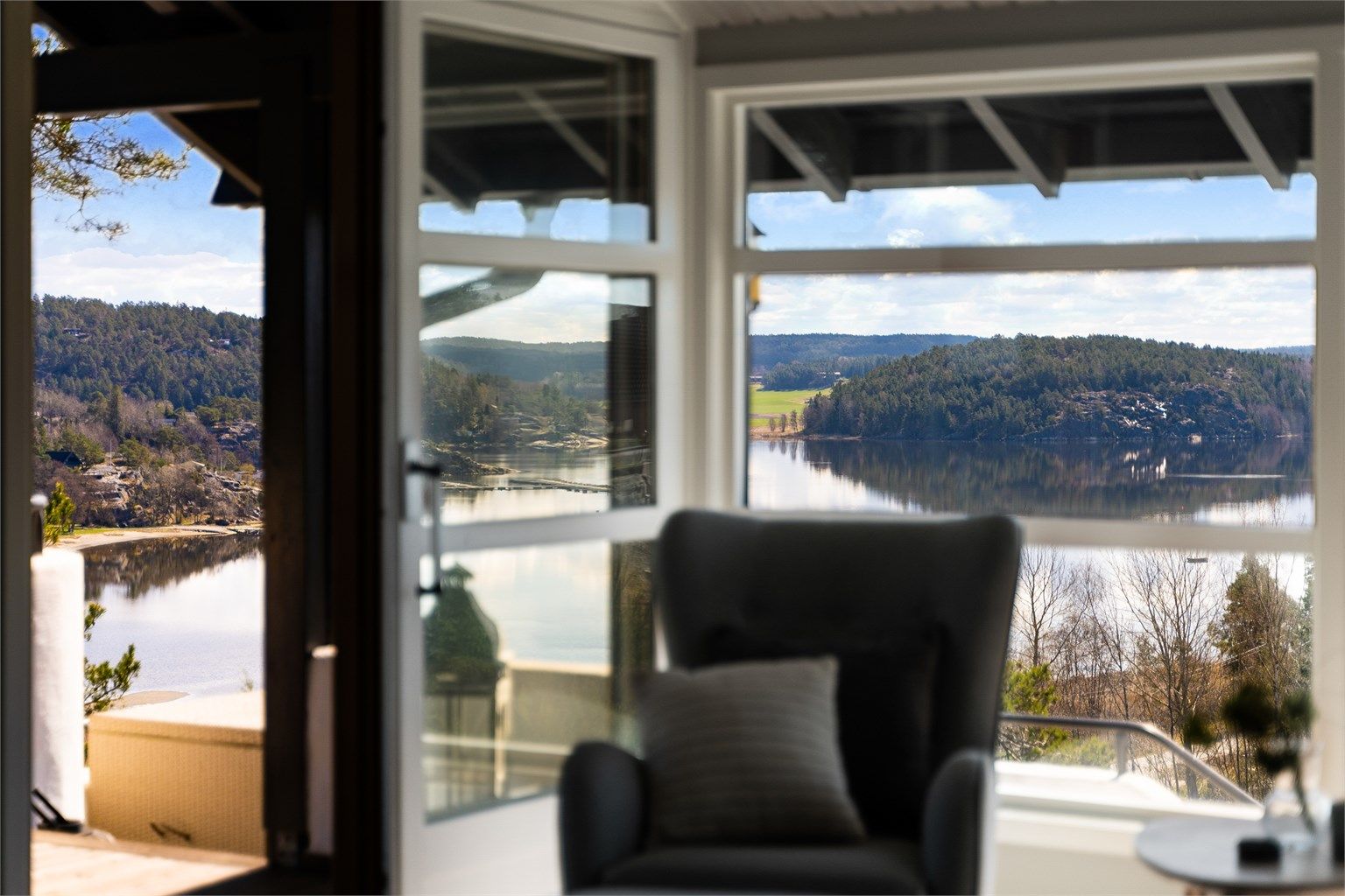 I stuen kan du året gjennom glede deg over flott utsikt mot sjøen i sør. Innsyn er det i praksis ikke.