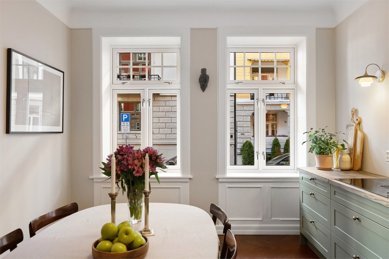 Kjøkkeninnredningen fra Kraus design har profilerte fronter og en solid benkeplate i heltre.