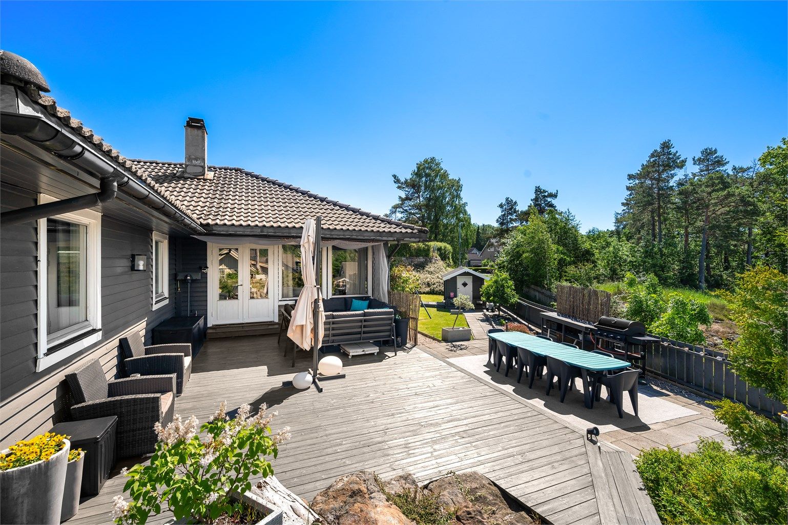 Pent opparbeidet hage og stor terrasse på 38 m². Her har man svært gode solforhold med sen kvelldssol.