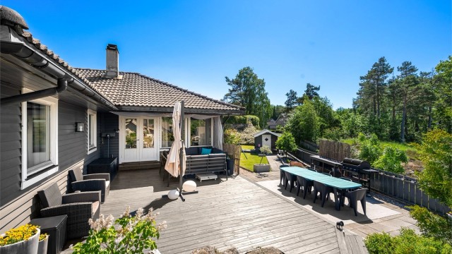 Pent opparbeidet hage og stor terrasse på 38 m². Her har man svært gode solforhold med sen kvelldssol.
