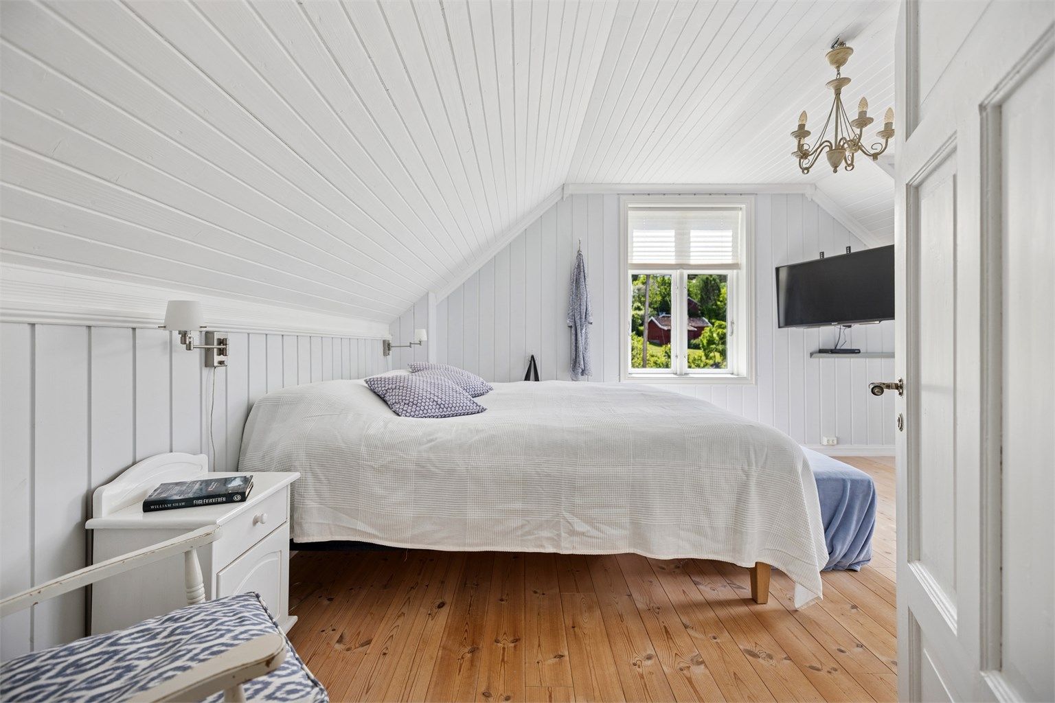 Hovedsoverommet er et lyst og romslig soverom (ikke godkjent eller omsøkt for varig opphold)