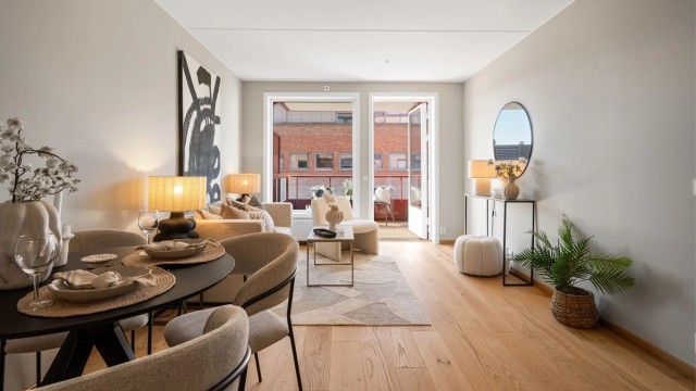 Stuen har god plass til både sofagruppe og spisebord i en åpen og luftig planløsning.