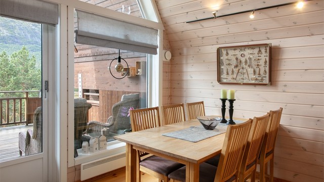 Spiseplass i stuen plassert like ved vinduspartiet og utgangen til balkongen.