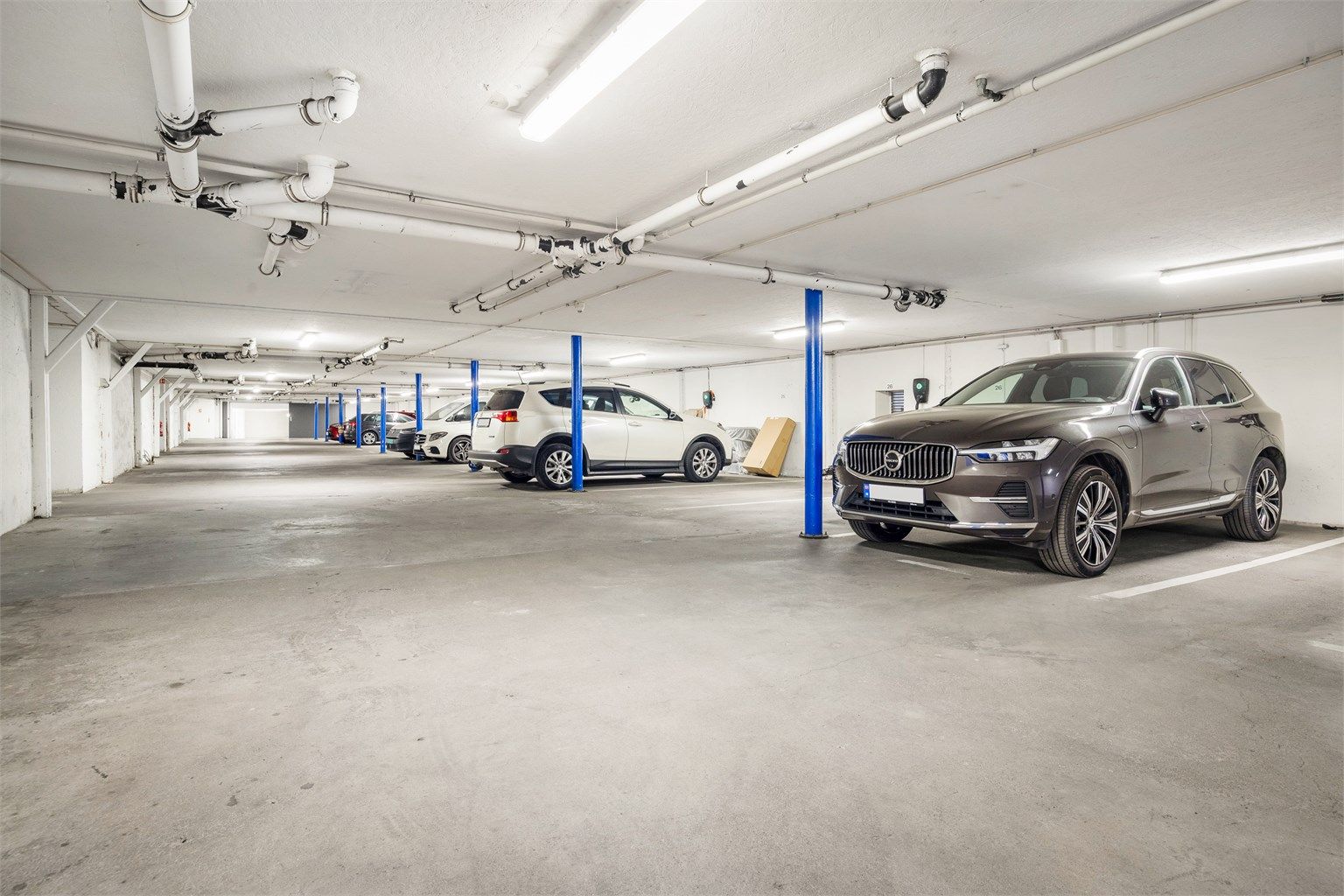 Leiligheten har en fast parkeringsplass (merket nr. 10) i felles garasjeanlegg iht. tinglyst seksjoneringsbegjæring. 