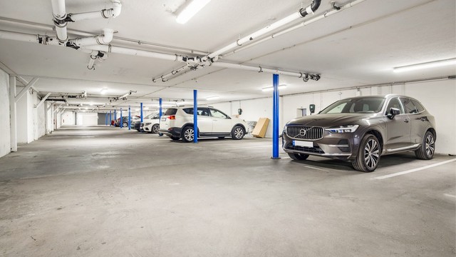 Leiligheten har en fast parkeringsplass (merket nr. 10) i felles garasjeanlegg iht. tinglyst seksjoneringsbegjæring.
