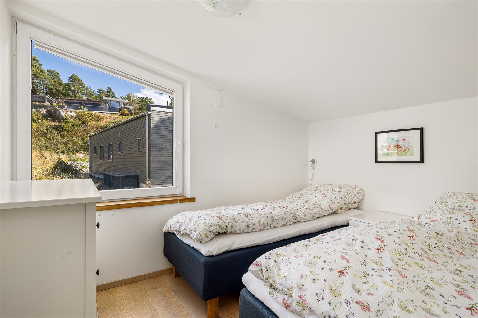 LIKT: Samtlige vinduskarmer har et solid vindusbrett i eik.