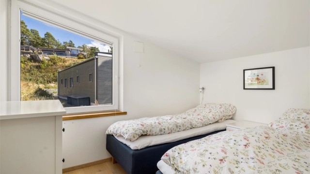 LIKT: Samtlige vinduskarmer har et solid vindusbrett i eik.