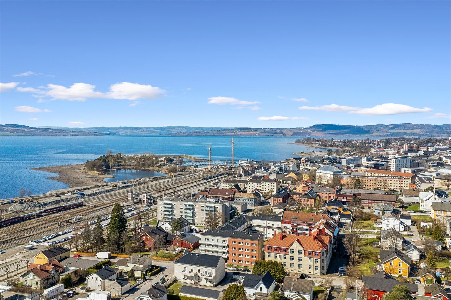 Eiendommen ligger i et attraktivt boligområde i østre del av sentrumsbebyggelsen.