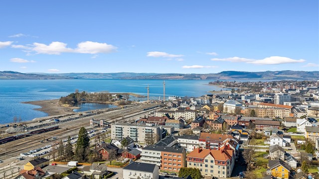 Eiendommen ligger i et attraktivt boligområde i østre del av sentrumsbebyggelsen.