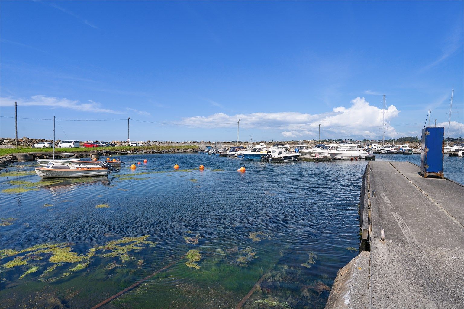 I Kvernevik er man tett på sjøen. 