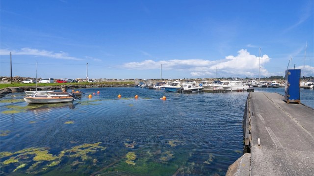 I Kvernevik er man tett på sjøen.