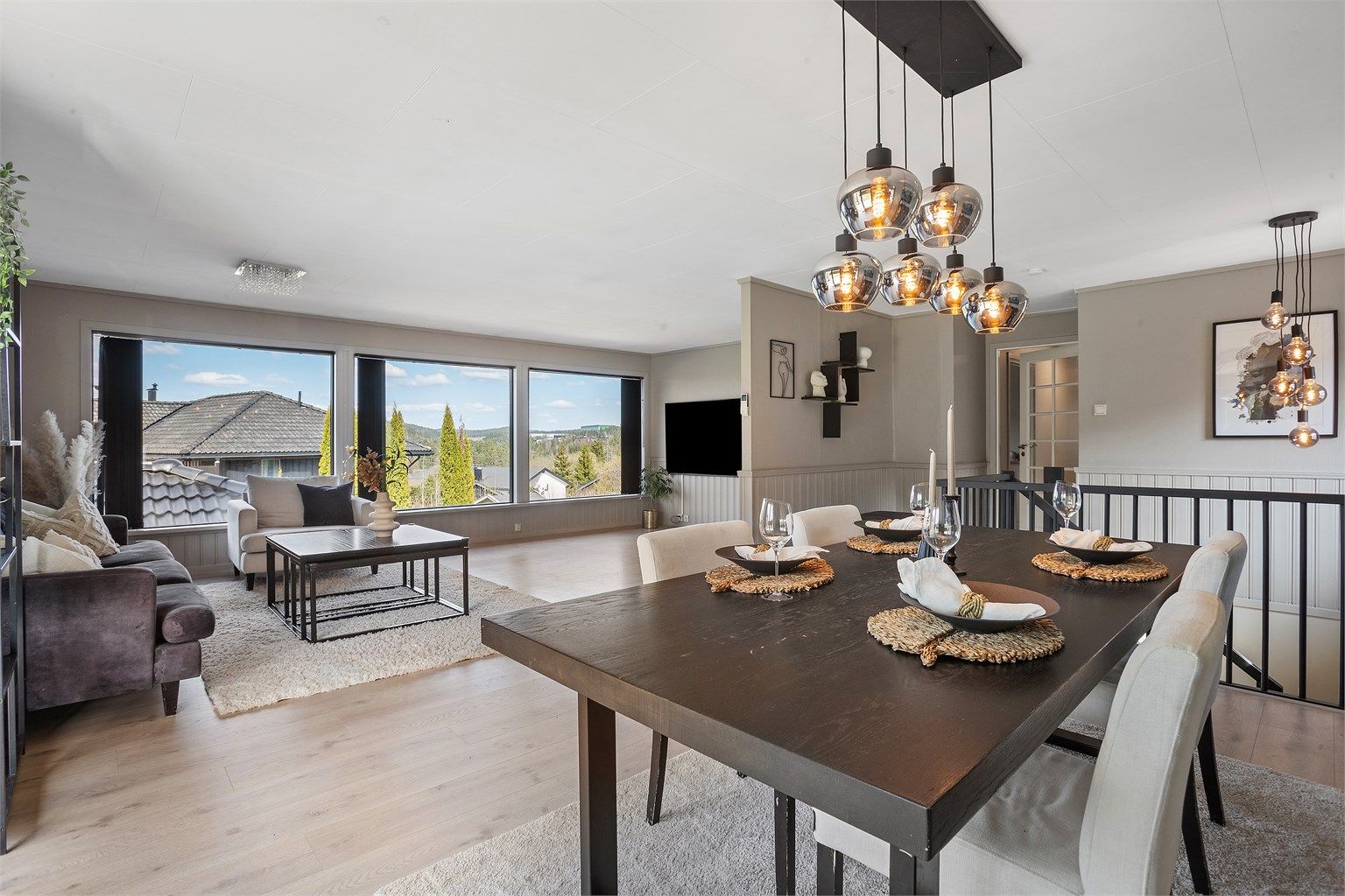 Den gjennomgående planløsningen skaper en god romfølelse og flyt mellom sonene.