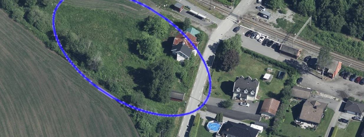 Tomta er ca. innenfor blå linje