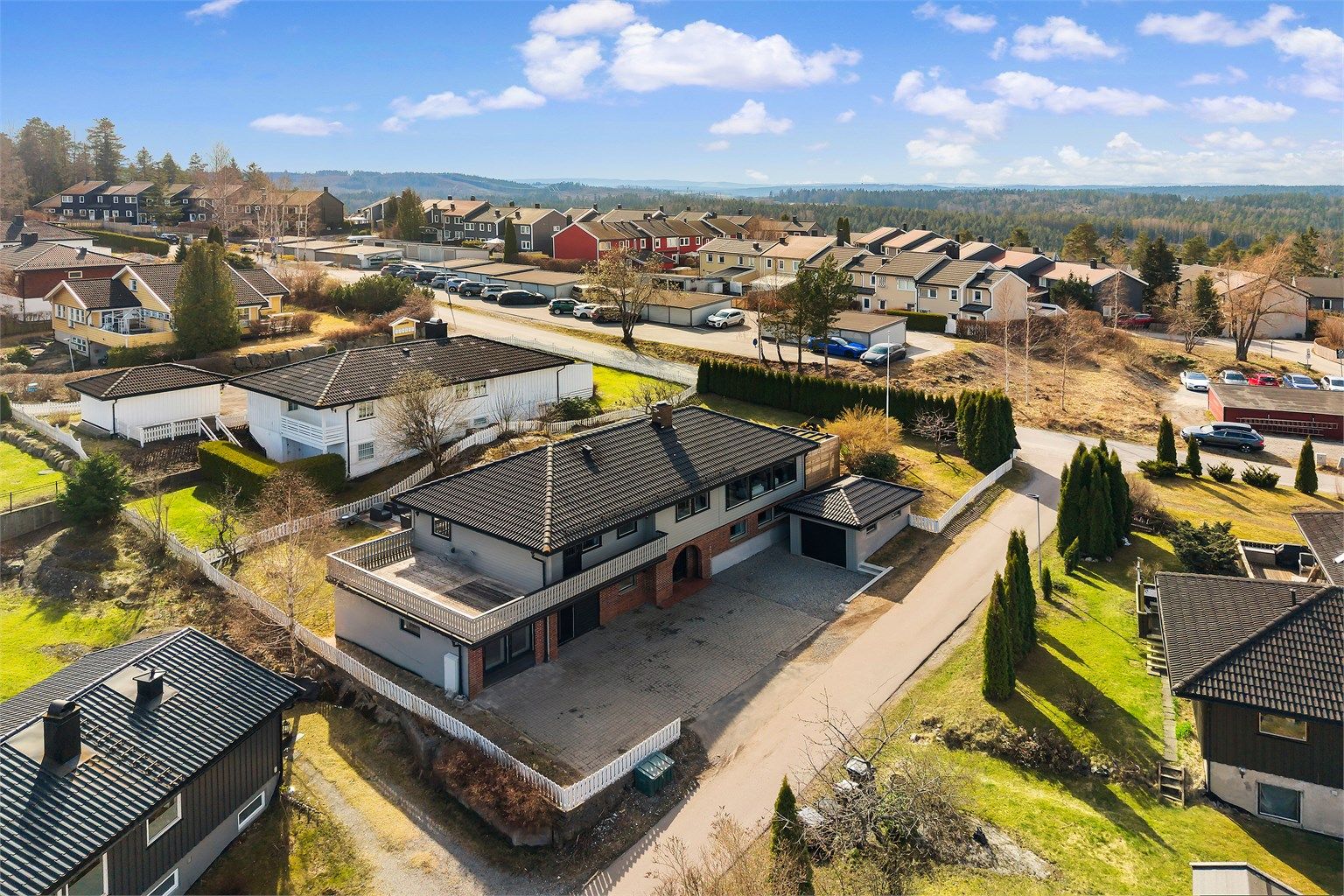 Det er gang- og sykkelavstand til Vevelstad stasjon samt Oppegård stasjon 