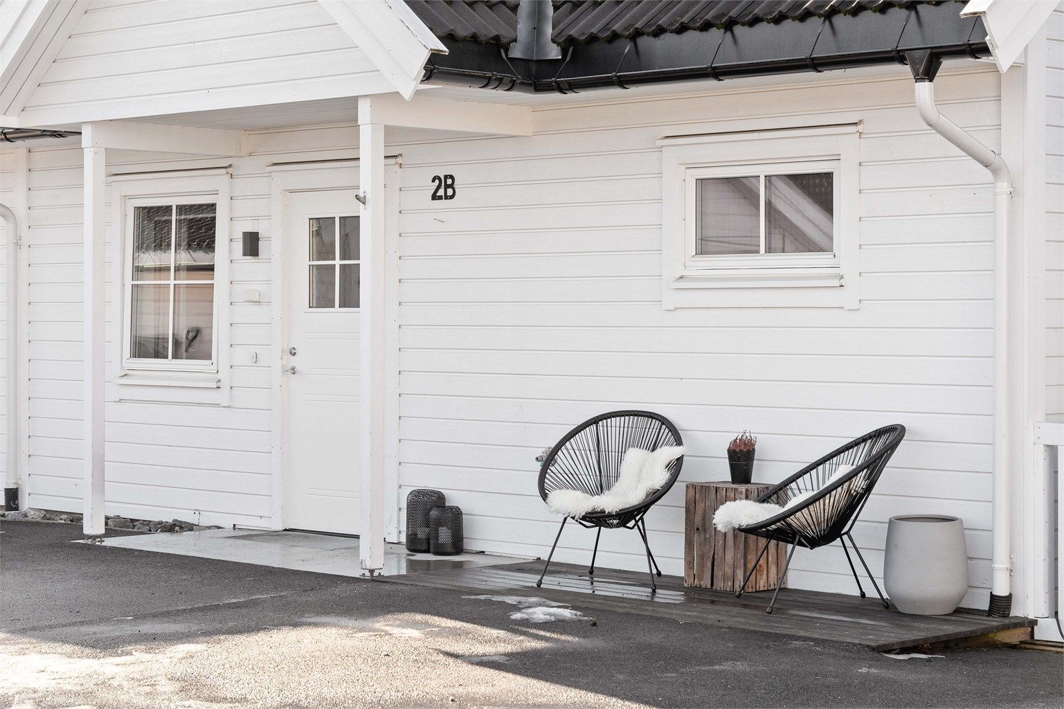 Et overbygget inngangsparti ønsker deg velkommen hjem.