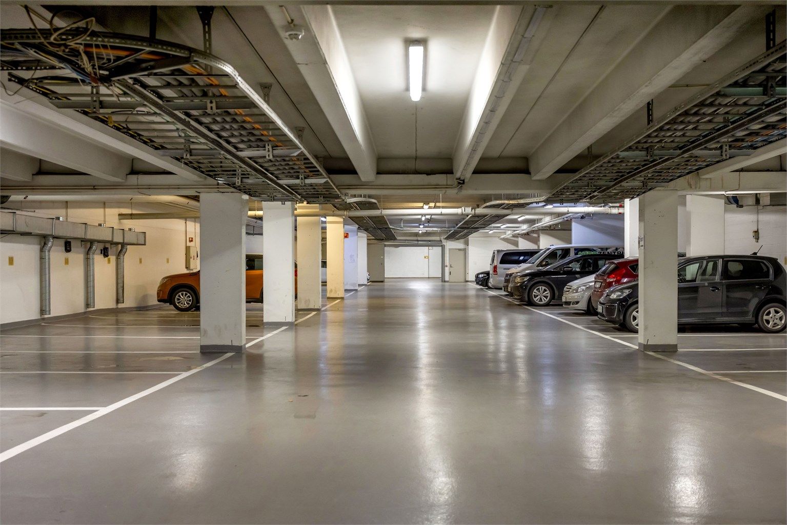 Beboere som ønsker parkeringsplass henvises til det underjordiske garasjeanlegget under Teaterkvartalet. Her kan en kjøpe eller leie parkeringsplass.