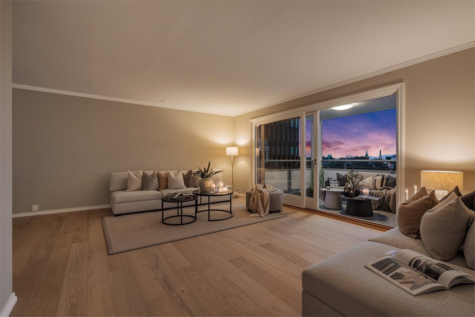 Det er gjort delvis oppgraderinger i leiligheten, med blant annet et flott nytt gulv, nymalte vegger og lister, samt nyere kjøkken fra 2015, levert av KVIKK. Her kan du flytte rett inn. 