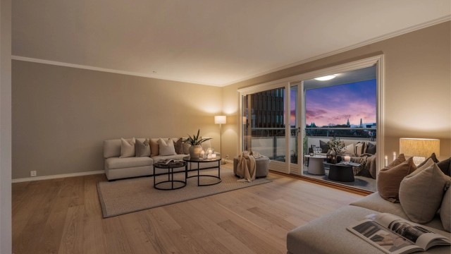 Det er gjort delvis oppgraderinger i leiligheten, med blant annet et flott nytt gulv, nymalte vegger og lister, samt nyere kjøkken fra 2015, levert av KVIKK. Her kan du flytte rett inn.