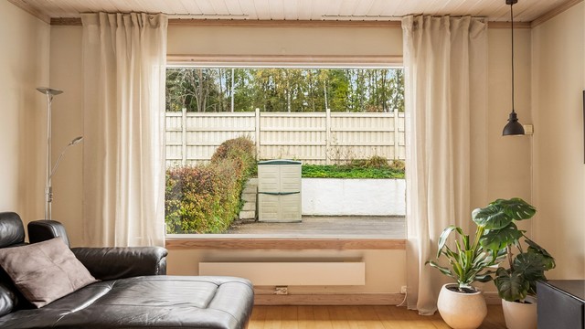 Opprinnelig terrassedør er fjernet og blendet. Dette er fasadeendring som krever melding evt. også søknad til kommunen.