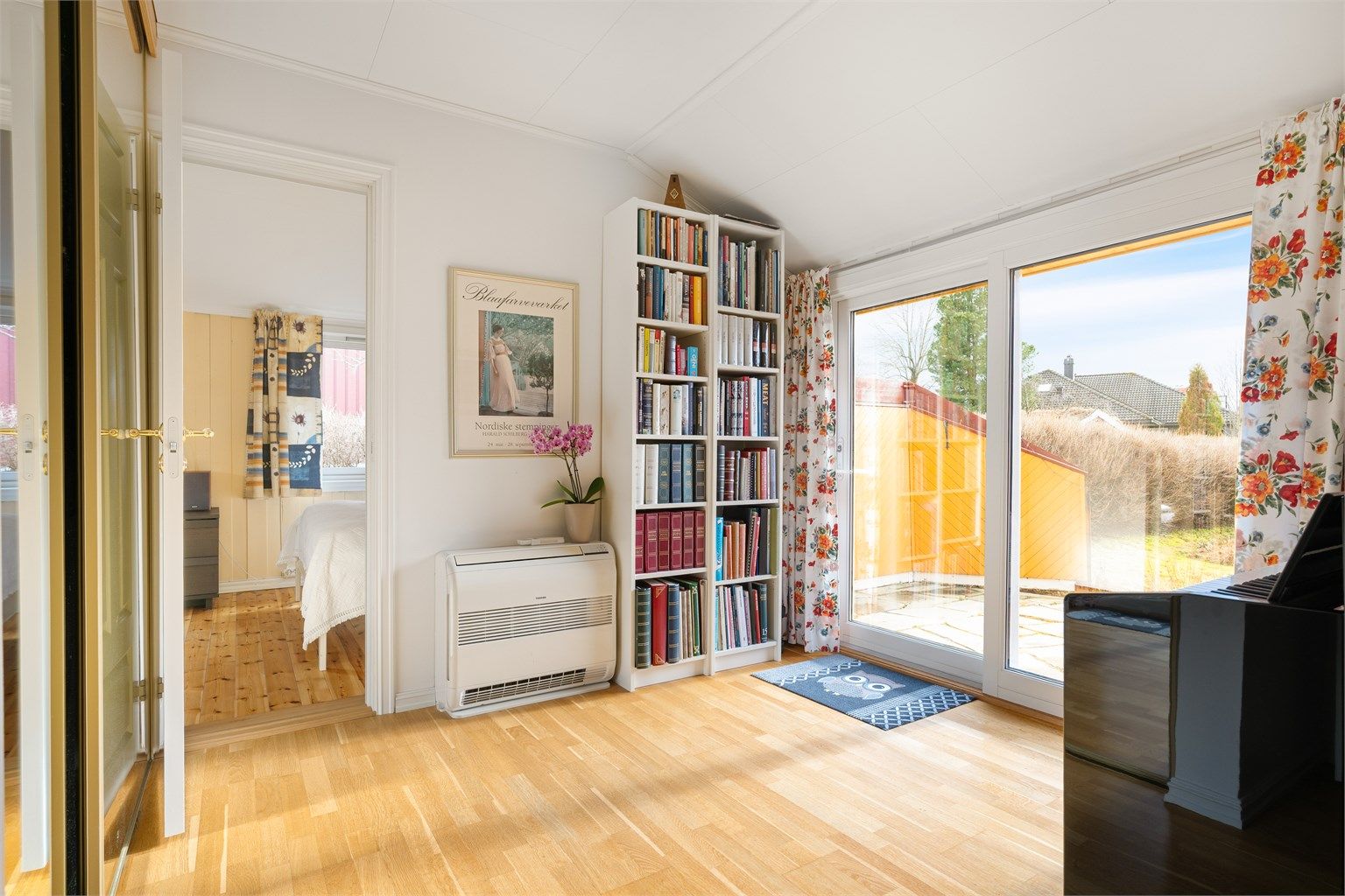 Boligen er oppvarmet med vedovn i kjelleretasje samt varmepumpe og koksovn i gang. 