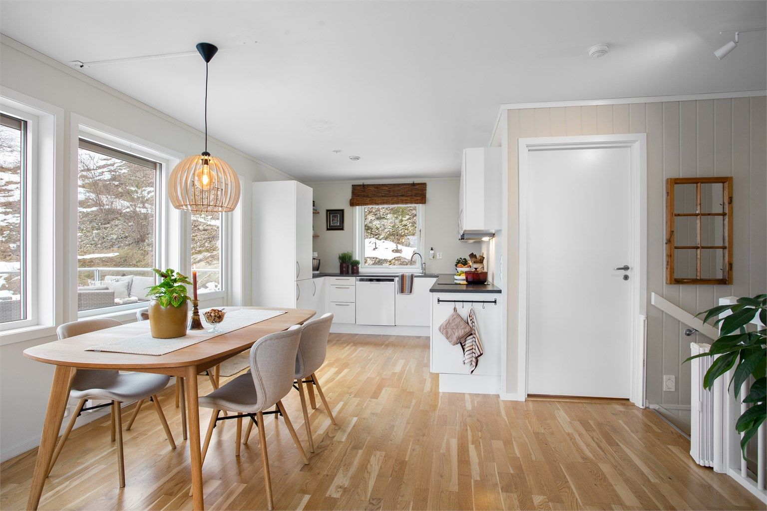 Utgang til stor og fin uteplass på altan