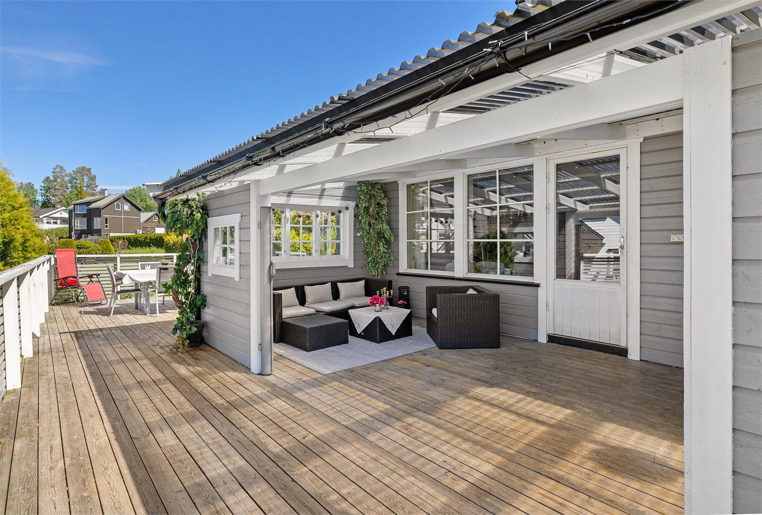 En stor terrasse på ca. 61 m² med gode solforhold og direkte utgang fra stuen.
Foto by Helene